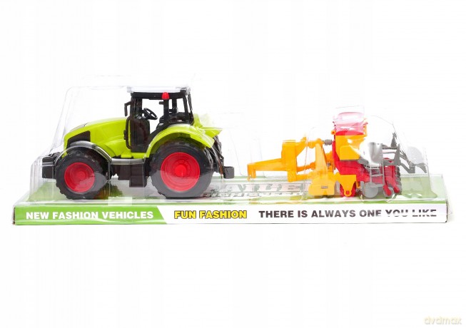 Traktor z przyczepą pod kloszem
