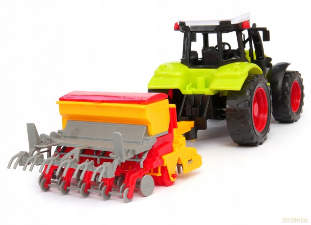 Traktor z przyczepą pod kloszem