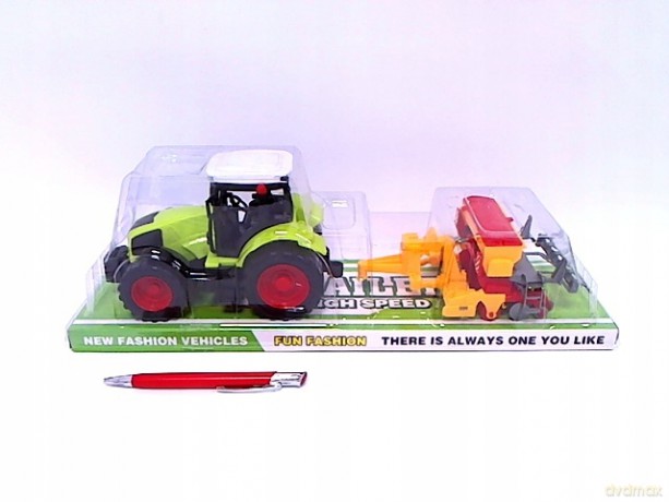 Traktor z przyczepą pod kloszem