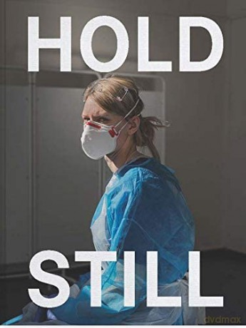 Hold Still: A Portrait of our Nation in 2020: Sunday Times Bestseller [KSIĄŻKA]