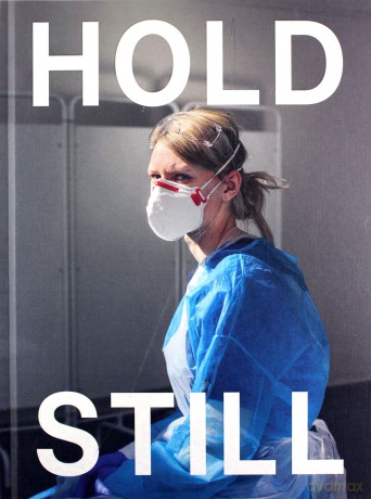 Hold Still: A Portrait of our Nation in 2020: Sunday Times Bestseller [KSIĄŻKA]