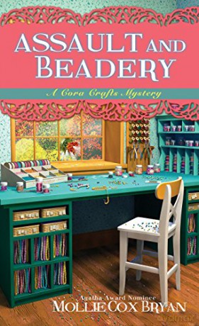 Assault and Beadery A Cora Crafts Mystery: 4 - Mollie Cox Bryan [KSIĄŻKA]