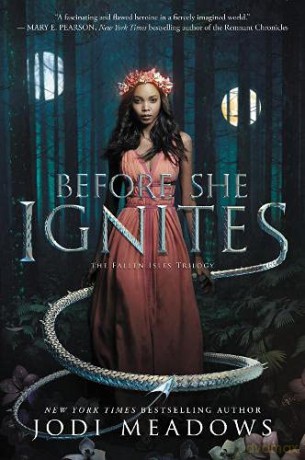 Before She Ignites: 1 Fallen Isles, 1 - Jodi Meadows [KSIĄŻKA]