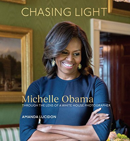 Chasing Light: Michelle Obama Through the Lens of a White House Photographer - Amanda Lucidon [KSIĄŻKA]