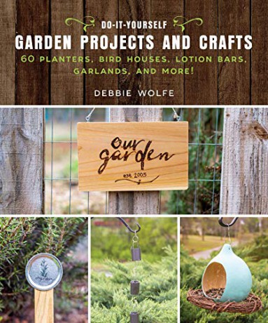 Do-It-Yourself Garden Projects and Crafts: 60 Planters, Bird Houses, Lotion Bars, Garlands, and More - Debbie Wolfe [KSIĄŻKA]