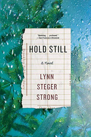 Hold Still: A Novel - Lynn Steger Strong [KSIĄŻKA]