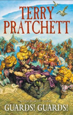 Guards! Guards!: Discworld Novel 8: the bestseller that inspired BBC's The Watch Discworld Novels - Terry Pratchett [KSIĄŻKA]