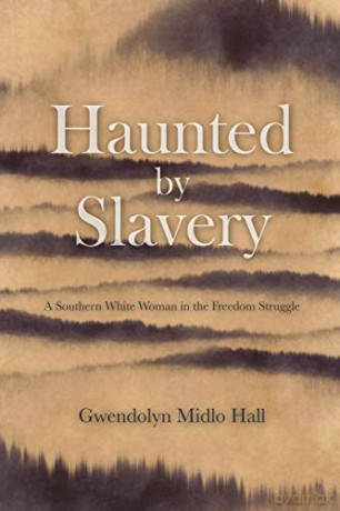Haunted by Slavery: A Memoir of a Southern White Woman in the Freedom Struggle - Gwendolyn Midlo Hall [KSIĄŻKA]