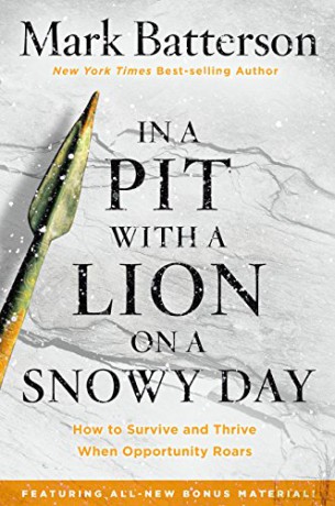 In a Pit with a Lion on a Snowy Day: How to Survive and Thrive When Opportunity Roars - Mark Batterson [KSIĄŻKA]