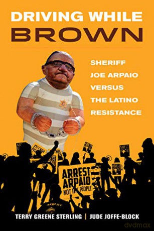 Driving While Brown: Sheriff Joe Arpaio Versus The Latino Resistance - Terry Greene Sterling [KSIĄŻKA]