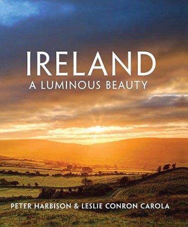 Ireland: A Luminous Beauty - Peter Harbison [KSIĄŻKA]