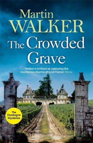 The Crowded Grave: The Dordogne Mysteries 4 - Martin Walker [KSIĄŻKA]