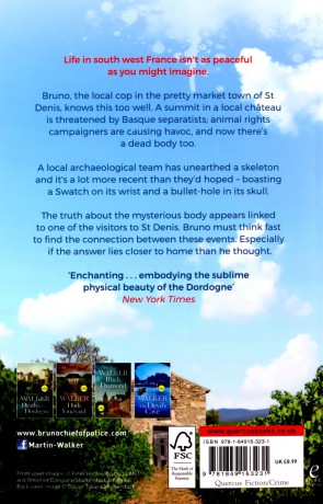 The Crowded Grave: The Dordogne Mysteries 4 - Martin Walker [KSIĄŻKA]