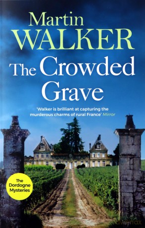 The Crowded Grave: The Dordogne Mysteries 4 - Martin Walker [KSIĄŻKA]