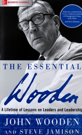 The Essential Wooden: A Lifetime of Lessons on Leaders and Leadership BUSINESS BOOKS - Steve Jamison [KSIĄŻKA]