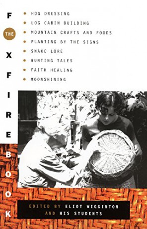 The Foxfire Book: Hog Dressing, Log Cabin Building, Mountain Crafts and Foods, Planting by the Signs, Snake Lore, Hunting Tales, Faith Healing, Moonshining: 1 - Inc. Foxfire Fund [KSIĄŻKA]