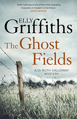 The Ghost Fields: The Dr Ruth Galloway Mysteries 7 - Griffiths [KSIĄŻKA]