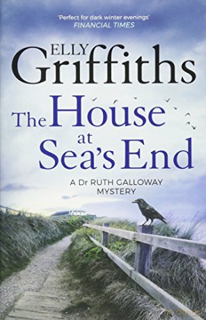 The House at Sea's End: The Dr Ruth Galloway Mysteries 3 - Elly Griffiths [KSIĄŻKA]