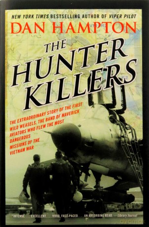 The Hunter Killers: The Extraordinary Story of the First Wild Weasels, the Band of Maverick Aviators Who Flew the Most Dangerous Missions of the Vietnam War - Dan Hampton [KSIĄŻKA]