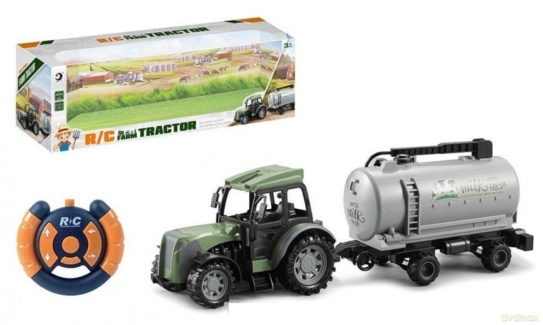 Traktor z beczkowozem