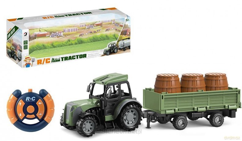 Traktor z przyczepą i beczkami