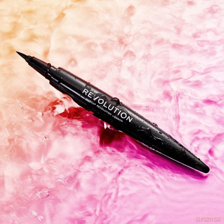 Makeup Revolution Renaissance Eyeliner do oczu Flick