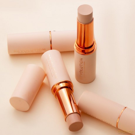 Makeup Revolution, Podkład do twarzy w sztyfcie Fast Base Stick Found F2, 6,2 g