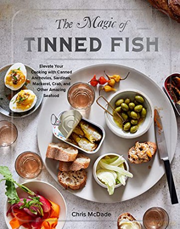 The Magic of Tinned Fish: Elevate Your Cooking with Canned Anchovies, Sardines, Mackerel, Crab, and Other Amazing Seafood - McDade [KSIĄŻKA]