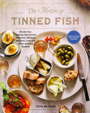 The Magic of Tinned Fish: Elevate Your Cooking with Canned Anchovies, Sardines, Mackerel, Crab, and Other Amazing Seafood - McDade [KSIĄŻKA]