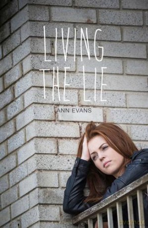 Living the Lie (Teen Reads V) - Ann Evans [KSIĄŻKA]