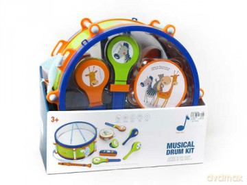Instrumenty muzyczne flet, harmonijkę, tamburyn, marakasy i dwa klakiery, bębenek i mikrofon BZG9573