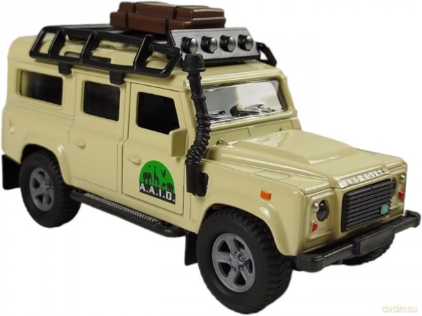 Land Rover z przyczepą i żyrafą w pud.