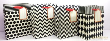 Torebka prezentowa biało-czarna 8864B 26x32x10 cm,