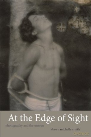 At the Edge of Sight: Photography and the Unseen - Shawn Michelle Smith [KSIĄŻKA]