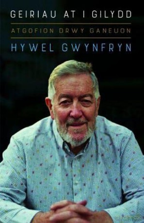 Atgofion drwy Ganeuon: Geiriau at i Gilydd - Hywel Gwynfryn [KSIĄŻKA]