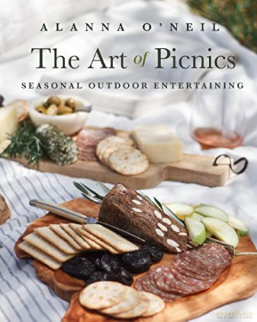 The Art of Picnics: Seasonal Outdoor Entertaining (Family Style Cookbook, Picnic Ideas, and Outdoor Activities) (Birthday Gift for Her) - Alanna O'Neil [KSIĄŻKA]