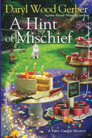 A Hint of Mischief (A Fairy Garden Mystery (#3)) - Daryl Wood Gerber [KSIĄŻKA]