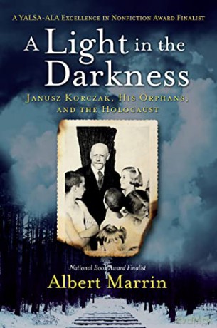 A Light in the Darkness: Janusz Korczak, His Orphans, and the Holocaust - Albert Marrin [KSIĄŻKA]