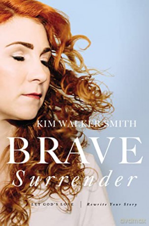 Brave Surrender: Let God's Love Rewrite Your Story - Smith Kim Walker [KSIĄŻKA]
