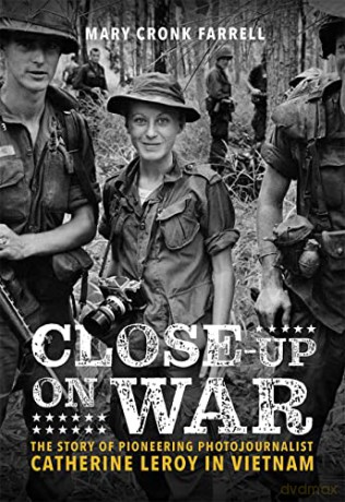 Close-Up on War: The Story of Pioneering Photojournalist Catherine Leroy in Vietnam: The Story of Pioneering Photojournalist Catherine Leroy in Vietnam - Mary Farrell [KSIĄŻKA]