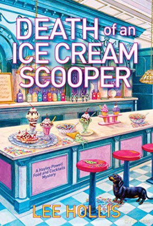 Death of an Ice Cream Scooper (Hayley Powell Mystery (#15)) - Lee Hollis [KSIĄŻKA]