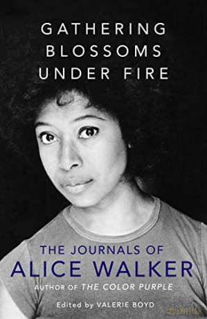 Gathering Blossoms Under Fire: The Journals of Alice Walker - Alice Walker [KSIĄŻKA]