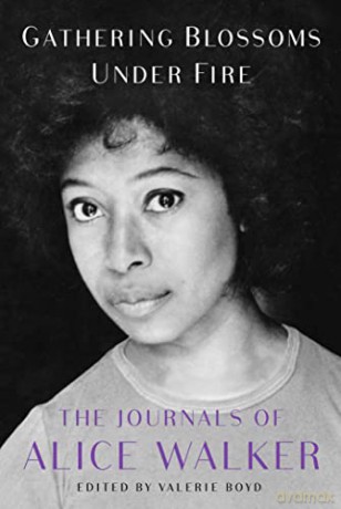 Gathering Blossoms Under Fire: The Journals of Alice Walker - Alice Walker [KSIĄŻKA]