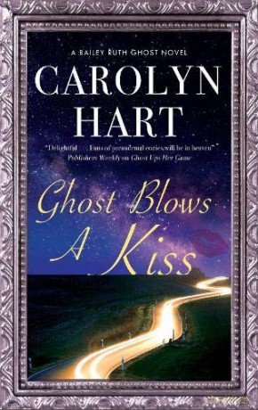 Ghost Blows a Kiss: 10 (A Bailey Ruth Ghost Novel) - Carolyn Hart [KSIĄŻKA]