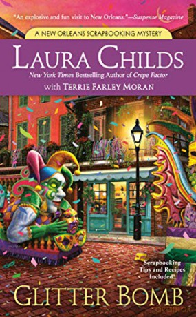 Glitter Bomb (Scrapbooking Mystery): A New Orleans Scrapbooking Mystery: 15 - Laura Childs [KSIĄŻKA]