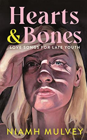 Hearts and Bones: Love Songs for Late Youth - Niamh Mulvey [KSIĄŻKA]