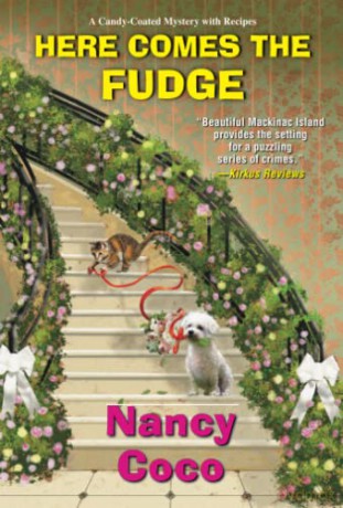 Here Comes the Fudge (A Candy-coated Mystery) - Nancy Coco [KSIĄŻKA]