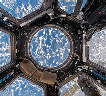 Interior Space: A Visual Exploration of the International Space Station - Roland Miller [KSIĄŻKA]