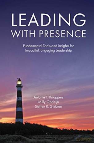 Leading with Presence: Fundamental Tools and Insights for Impactful, Engaging Leadership - Steffen R. Giessner [KSIĄŻKA]