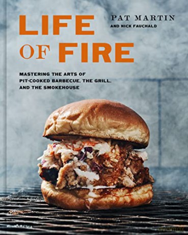 Life of Fire: Mastering the Arts of Pit-Cooked Barbecue, the Grill, and the Smokehouse: A Cookbook - Pat Martin [KSIĄŻKA]